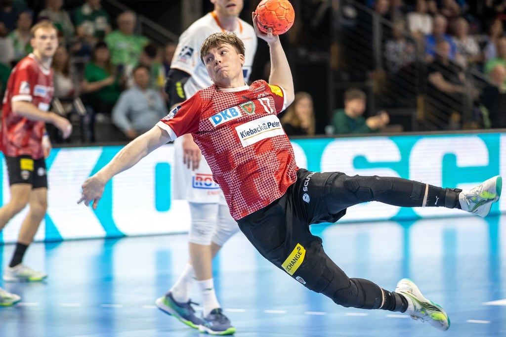Berlins Nils Lichtlein wirft den Ball auf das Tor.