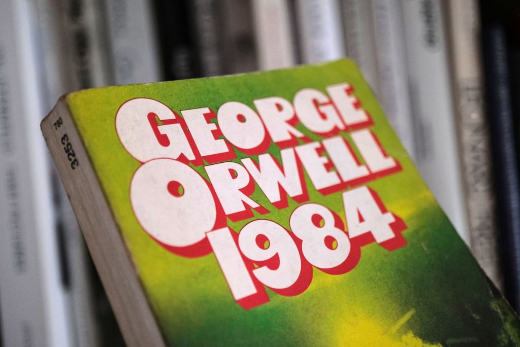 Ein ältere Ausgabe des Romans „1984“ von George Orwell.