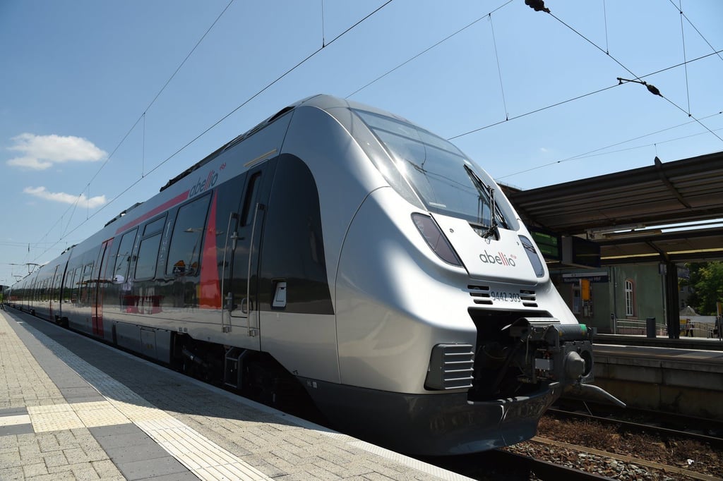 In einer Regionalbahn zwischen Weißenfels und Großkorbetha im Burgenlandkreis soll ein renitenter Fahrgast eine Zugbegleiterin sexuell beslästigt haben (Symbolfoto).