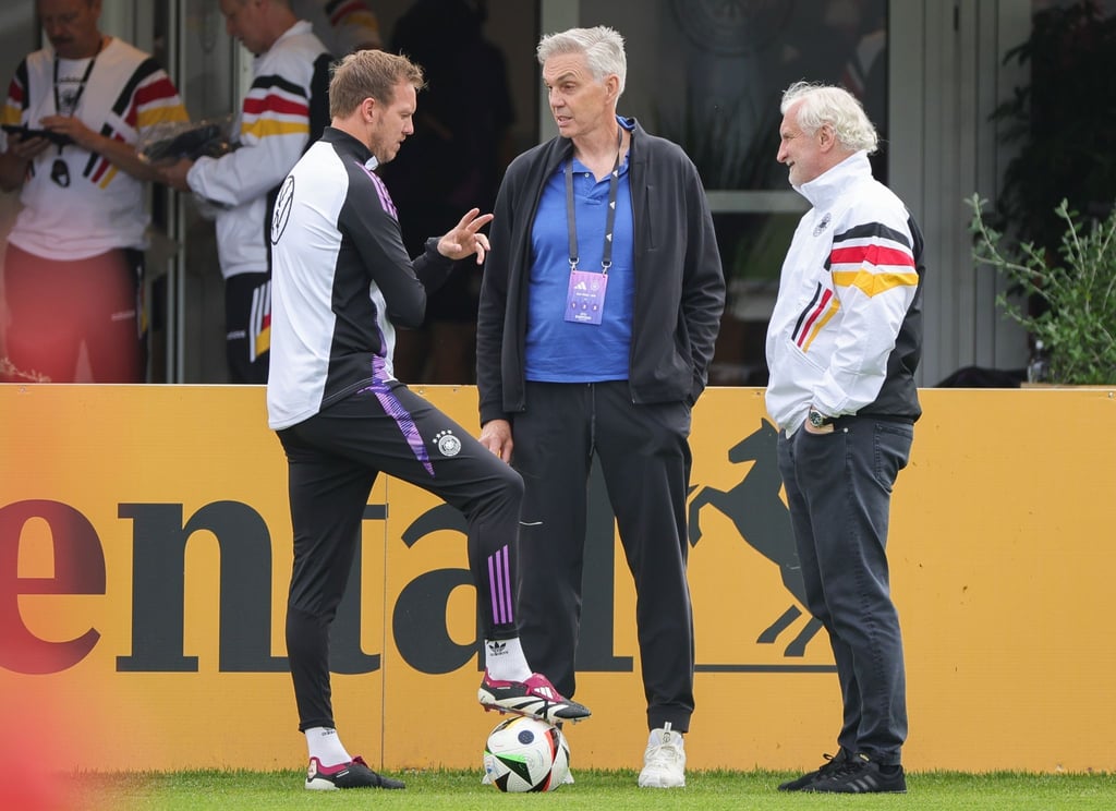 Basketball-Bundestrainer Gordon Herbert (M) im Gespräch mit Julian Nagelsmann und Rudi Völler.