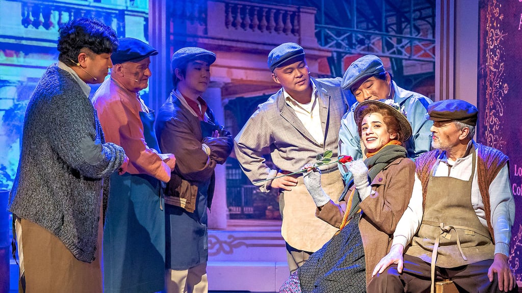 Alice Macura (Mitte) mit dem Herrenchor des Harztheaters in einer Szene aus „My Fair Lady“. Das Musical ist ein Kassenschlager für das Harztheater.