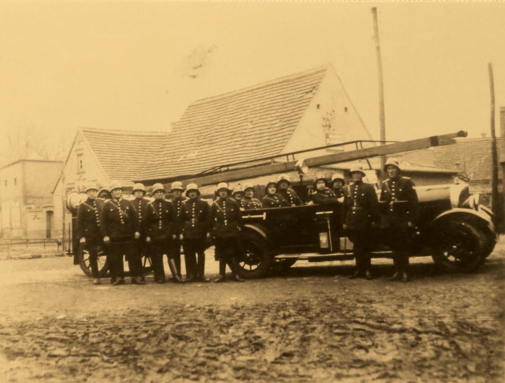 Im Jahre 1938 erhielt die Freiwillige Feuerwehr Langenbogen ein Feuerwehrauto mit Schiebeleiter in der Besatzung 1:5. Das Auto war ein Pkw aus den 1920er-Jahren, das von der Firma Stöwer in Stettin gebaut wurde.