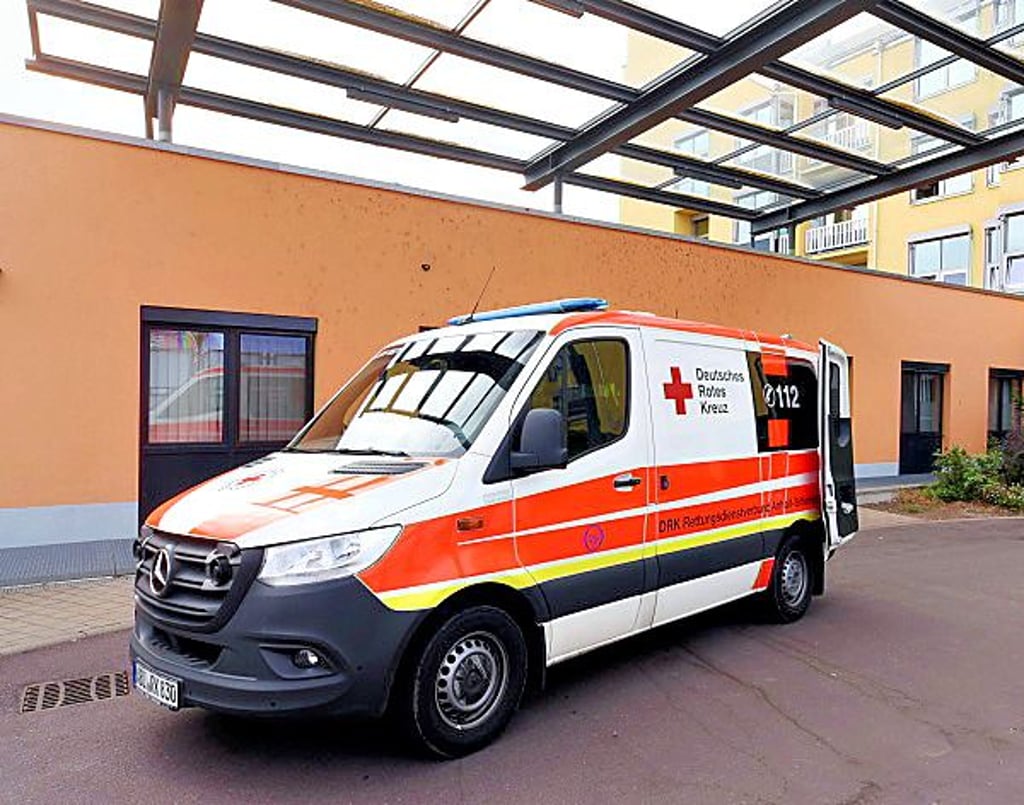 Ein Rettungswagen (RTW) steht vor der Liegendanfahrt der Notaufnahme der Helios Klinik in Köthen.