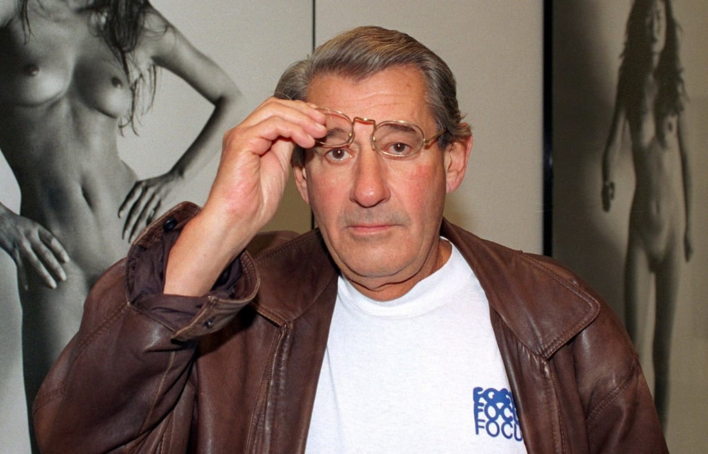 Star-Fotograf Helmut Newton steht vor Aktfotografien in seiner Ausstellung in den Hamburger Deichtorhallen.