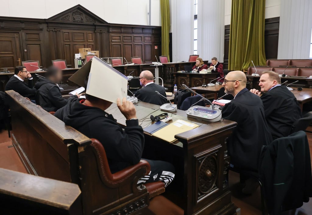 Die Angeklagten, ihre Anwälte und Vertreterin und Vertreter der Bundesanwaltschaft (hinten) sitzen im Saal.