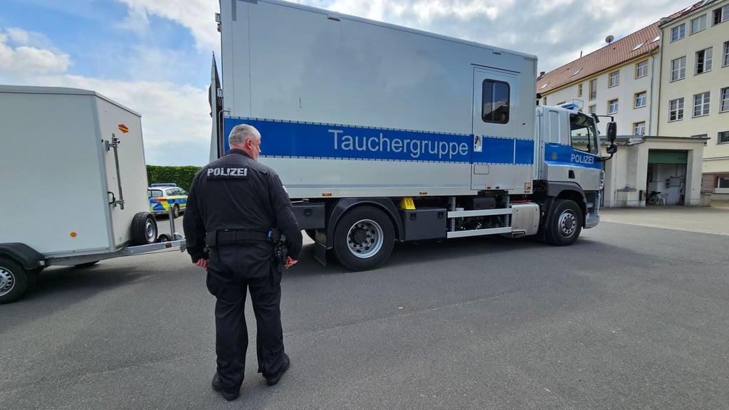 Auch Taucher kommen zum Einsatz, um in Döbeln nach einem vermissten neunjährigen Mädchen zu suchen.