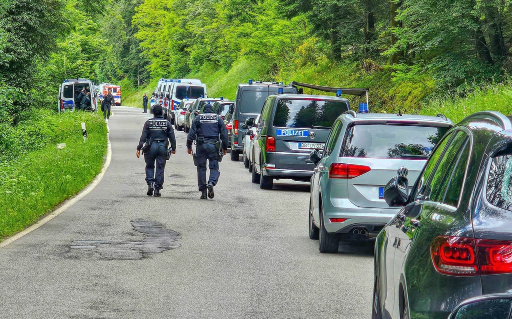 Beamte der Polizei sind bei einer Durchsuchung eines Grundstücks am Ortsrand von Althengstett in Baden-Württemberg im Einsatz.