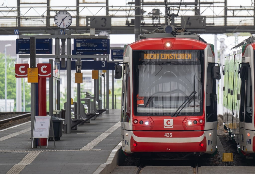 Ein Triebwagen der City-Bahn Chemnitz GmbH steht im Hauptbahnhof Chemnitz.