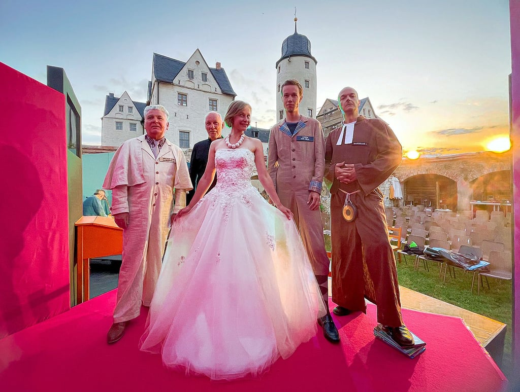 Vor der prächtigen Kulisse von Schloss Kannawurf feiert am Freitag, 7. Juni, das Open-Air-Sommertheater „Der Schöne, das Biest und der Name der Rose“ der halleschen „Kulturreederei“ Premiere.