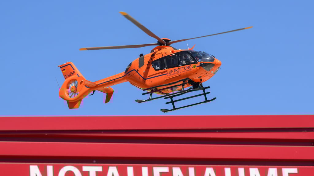 Bei einem Unfall auf der A2 Richtung Hannover nahe Nordgermersleben wurden zwei junge Männer schwer verletzt.