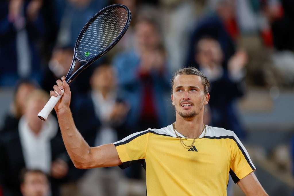 Der deutsche Alexander Zverev feiert seinen Sieg im Viertelfinale und zieht damit zum 4. Mal in Folge ins Halbfinale der French Open.