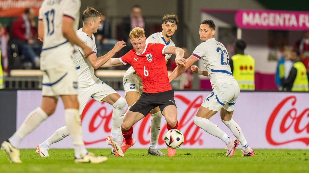 Einer gegen alle: Nicolas Seiwald gegen drei serbische Gegenspieler.