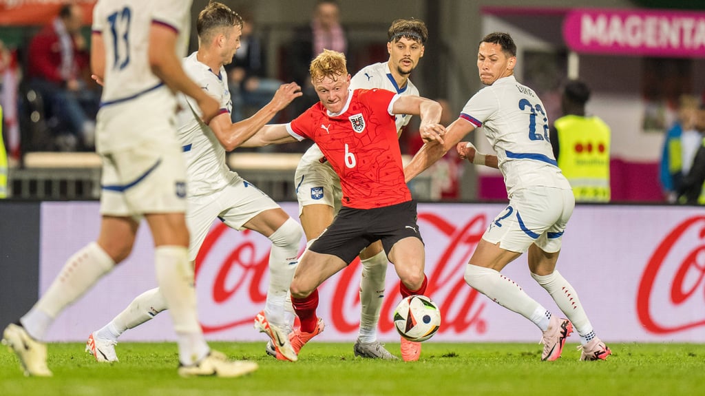 Einer gegen alle: Nicolas Seiwald gegen drei serbische Gegenspieler.