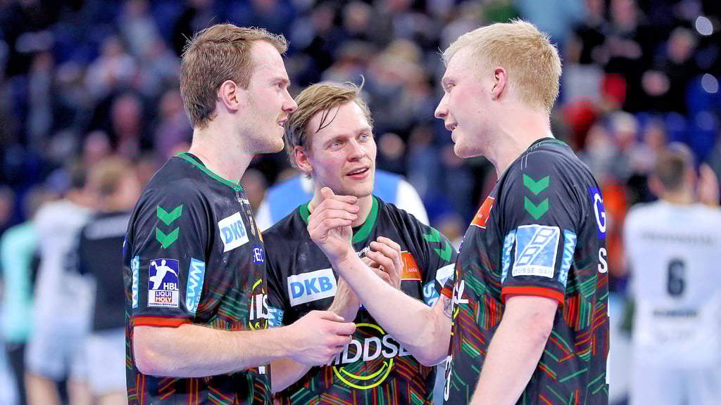 Felix Claar, Janus Dadi Smarason und Magnus Saugstrup (v. l.) kommen zusammen auf 13 Jahre bei Aalborg Handbold.