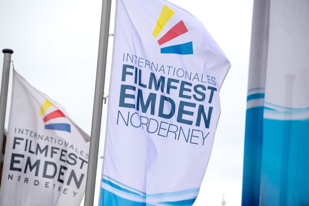 Flaggen mit der Aufschrift "Internationales Filmfest Emden-Norderney".