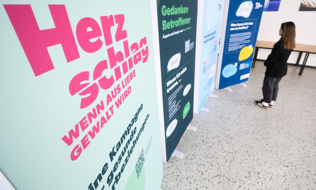 Teile der Ausstellung „Herzschlag. Wenn aus Liebe Gewalt wird“ stehen im Landeskriminalamt LKA Niedersachsen.