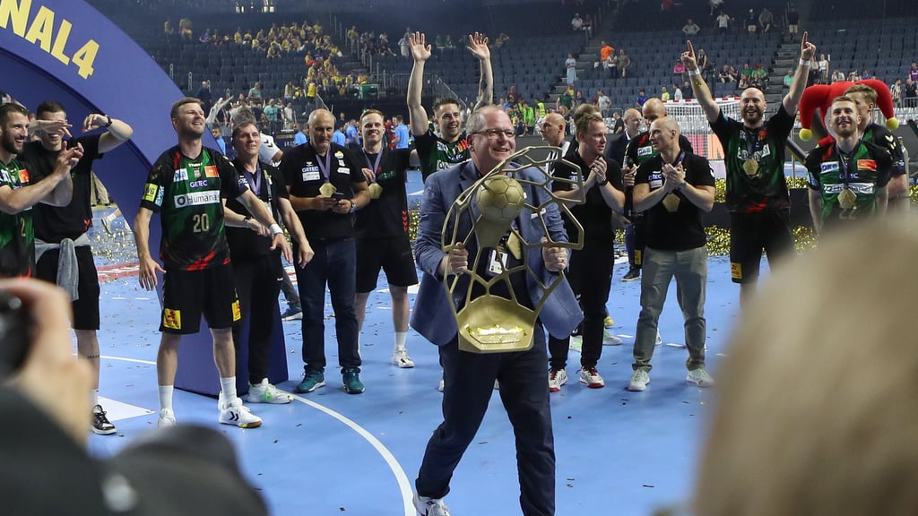 Marc-Henrik Schmedt mit der Champions -League-Trophäe.