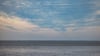 Wolken ziehen über die Nordsee vor der Küste von Büsum.