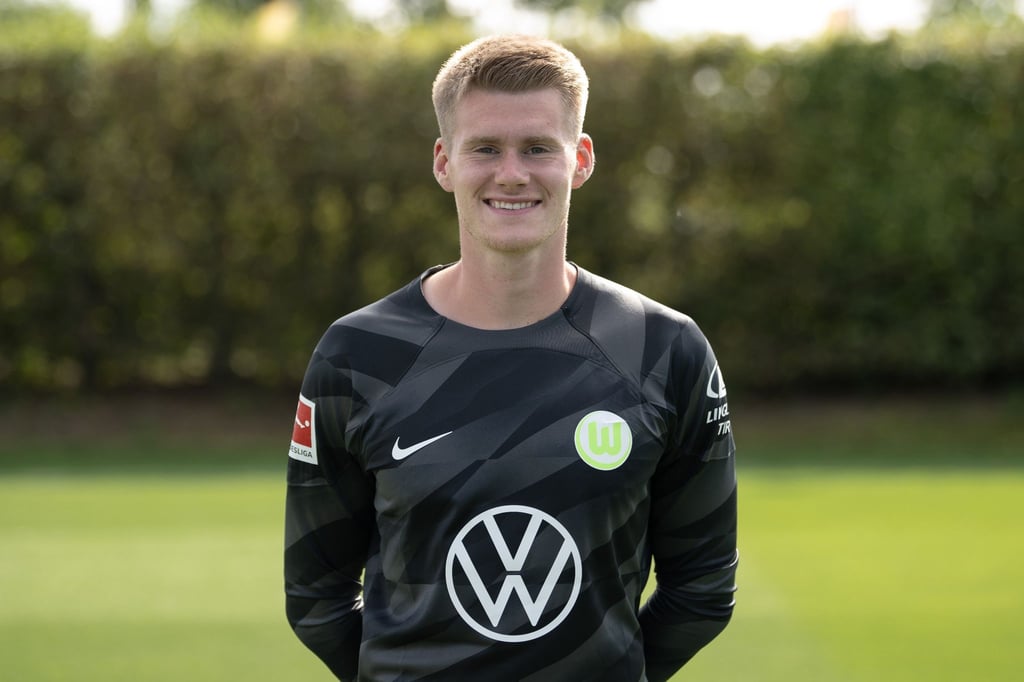 Wolfsburgs Torwart Philipp Schulze steht für ein Porträtfoto auf dem Spielfeld.
