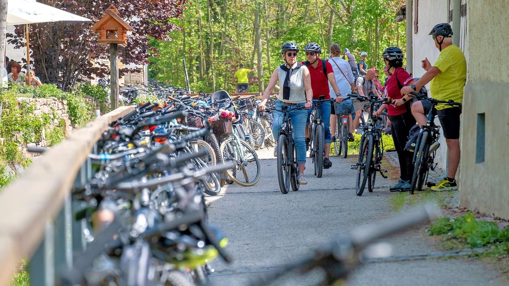 Beim Anradeln der Weinroute entlang der Weißen Elster wurde auf dem Mühlendamm vor dem Café Zum Esel der Parkraum für Fahrräder knapp.