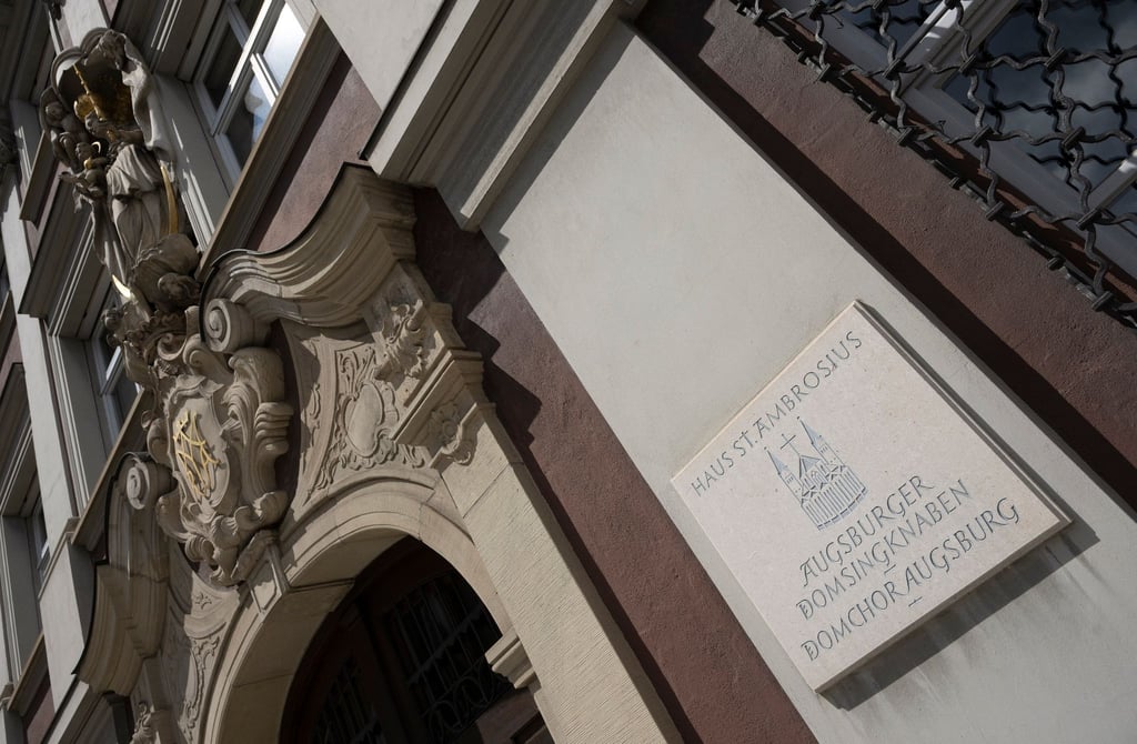 Das Haus Ambrosius ist Sitz der Augsburger Domsingknaben. Eine frühere Hilfskraft bei dem katholischen Knabenchor muss sich vor Gericht verantworten.