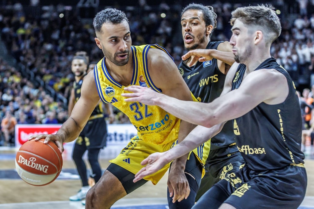Die Albatrosse um Weltmeister Johannes Thiemann (l) holten in Spiel fünf gegen Chemnitz den Sieg.