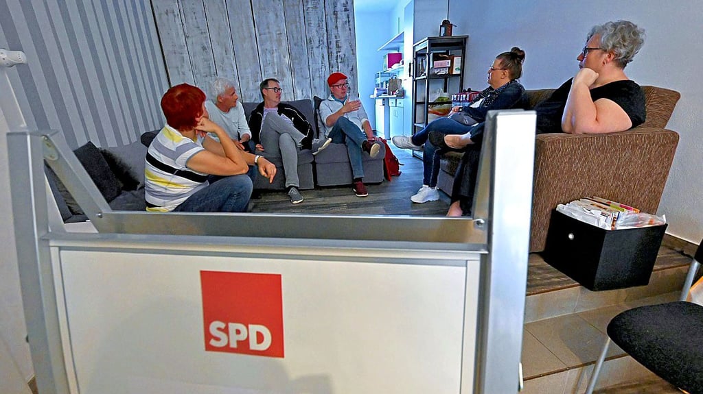 Kleine Runde beim Wahlkampftermin der SPD an der Ascherslebener Vorderbreite.
