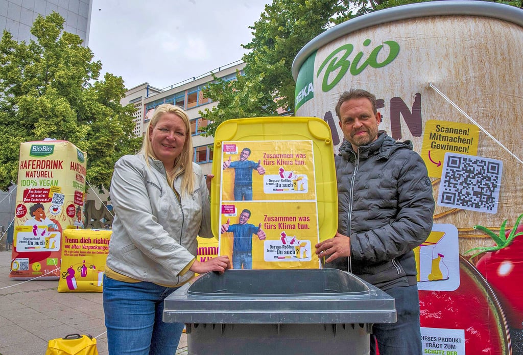 Franziska Behrendt und André Hüfner vom Eigenbetrieb Stadtpflegebetrieb Dessau-Roßlau mit den XXL- Verpackungen in der City.