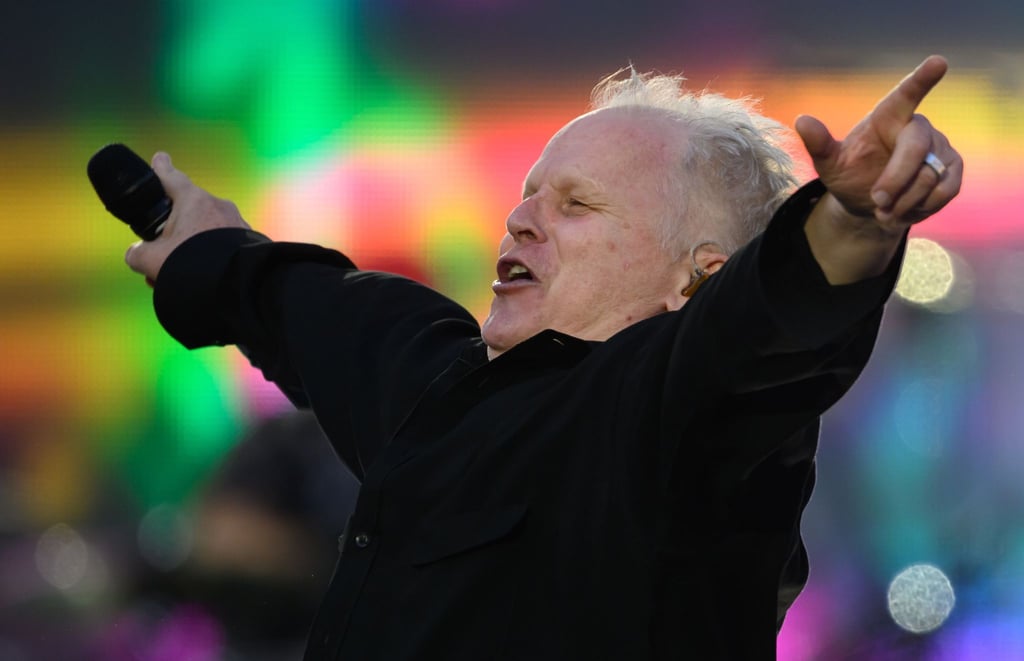 Sänger Herbert Grönemeyer steht beim Auftakt seiner Tournee im Rudolf-Harbig-Stadion auf der Bühne.