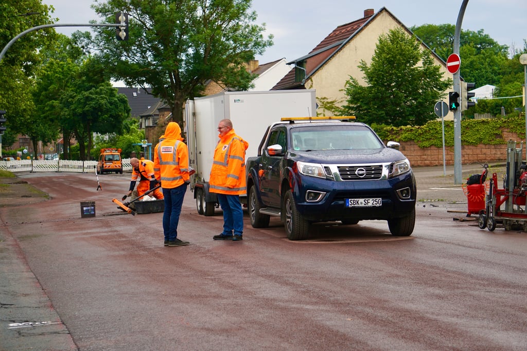Auif der B 184 in Wolfen wird ein Abschnitt erneuert. Mitarbeiter der Strabag und der Landesstraßenbaubehörde kontrollieren den Baufortschritt.