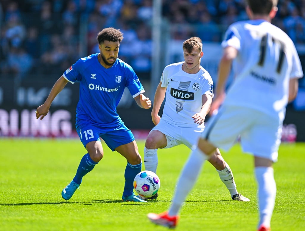 Abwehrspieler Leon Bell Bell (l) wechselt vom 1. FC Magdeburg zu Zweitligakonkurrent Eintracht Braunschweig.