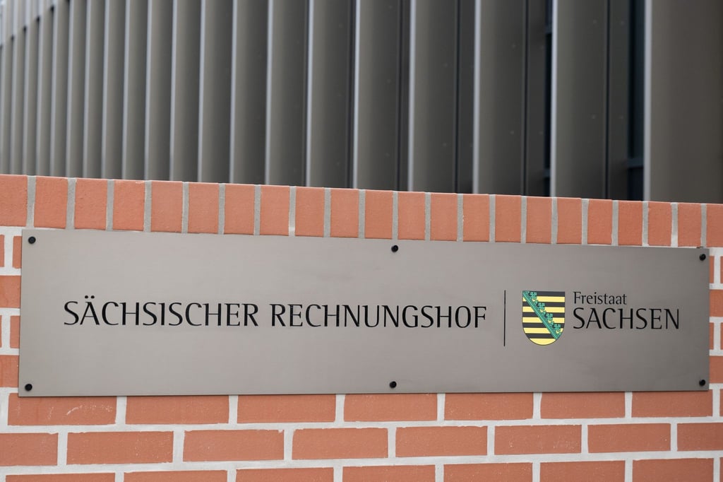 Das Schild des Sächsischen Rechnungshof vor dem Eingang.