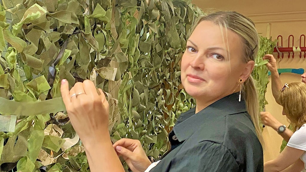 Ukrainische Frauen knüpfen in Halberstadt seit Monaten jede Woche Tarnnetze für die Soldaten an der Front. Im Burchardikloster Halberstadt dürfen sie dafür Räume nutzen.