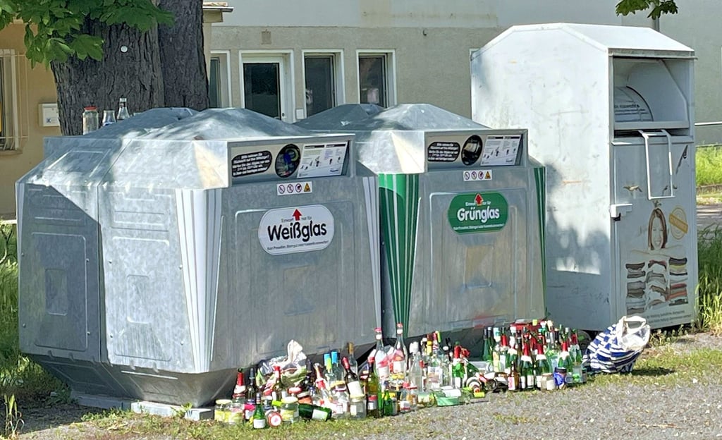 Über übervolle Glascontainer im Seeland ärgert sich Seeland-Bürgermeister Robert Käsebier. Hier hatte er am Wochenende ein Foto in Schadeleben gemacht, wo sich die Flaschen davor seit dem 17. Mai gestapelt haben.