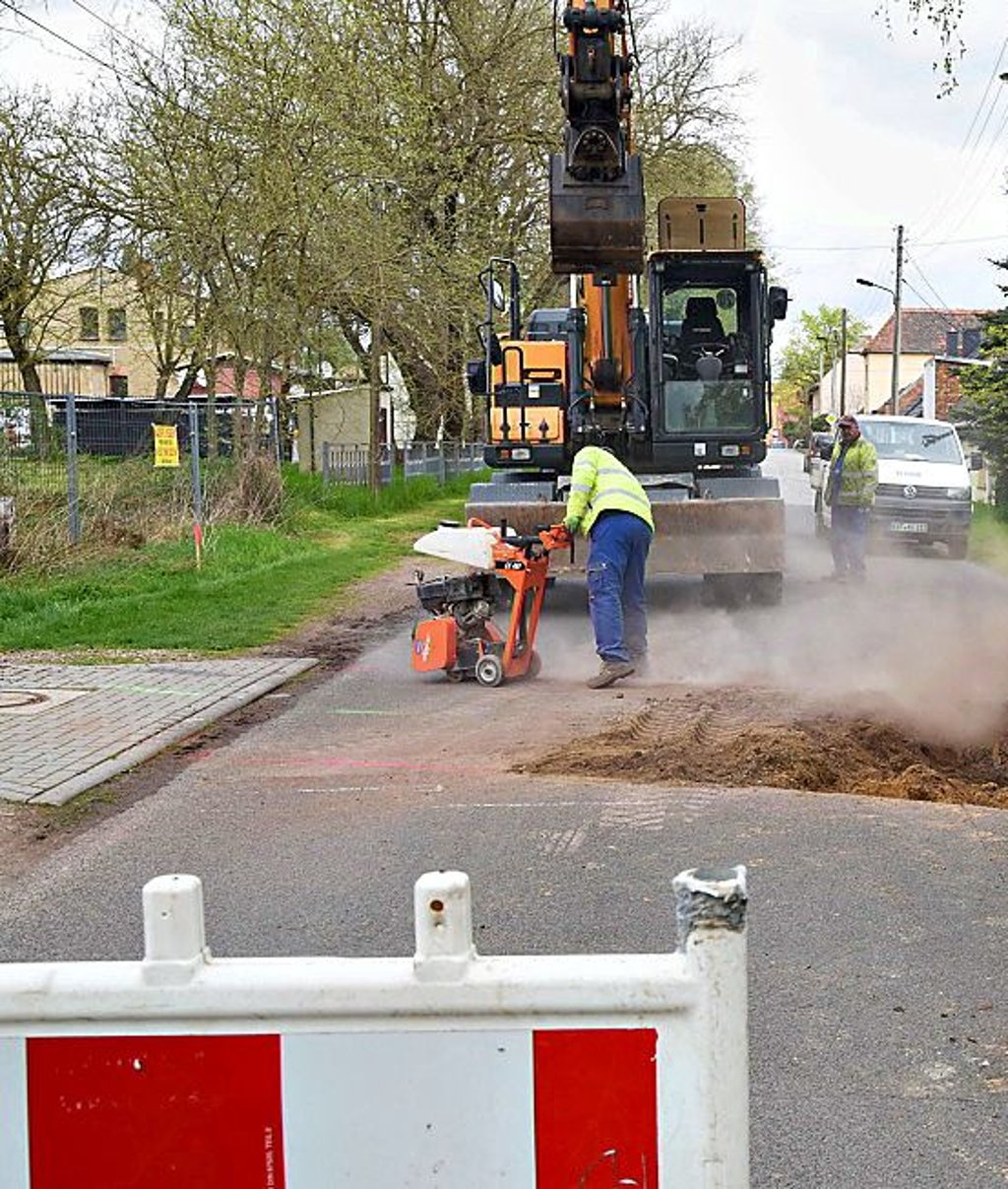 Die Arbeiten an der Glauziger Ortsdurchfahrt, hier ein Foto vom Beginn der Arbeiten Anfang April, sollen bis weit in das Jahr 2025 hinein andauern.