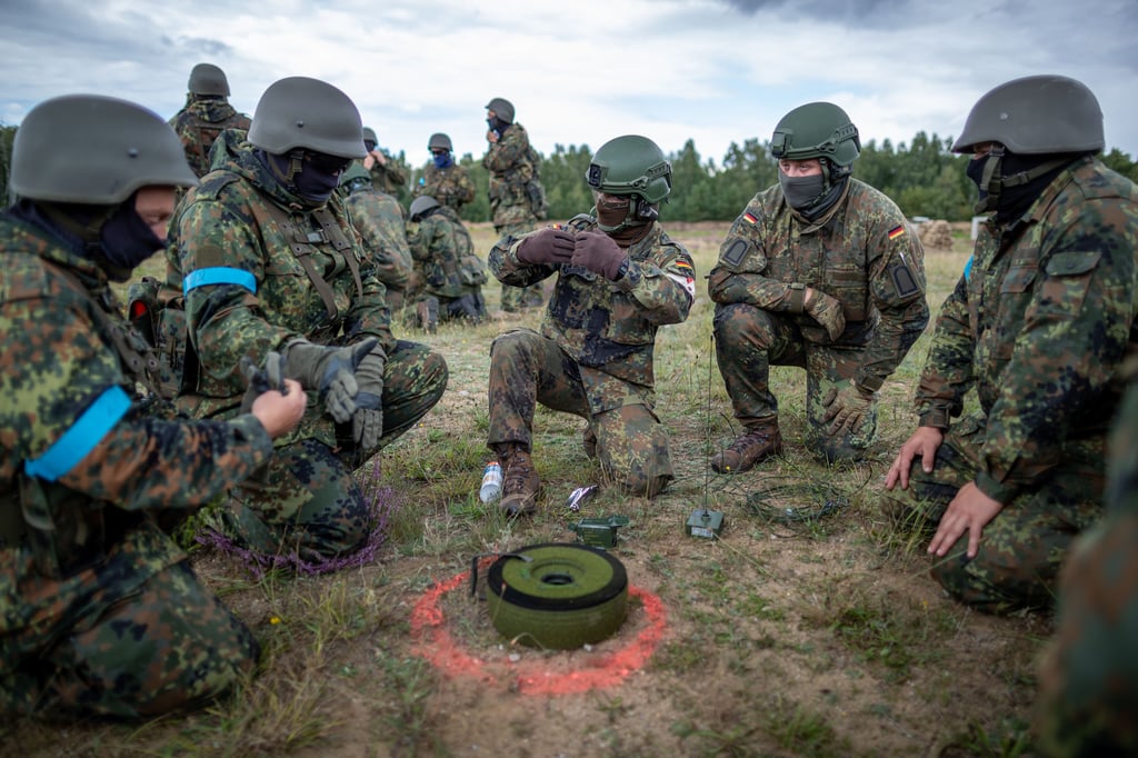 Proben für die Front: Unter Leitung von Bundeswehrsoldaten üben Ukrainier auch in Sachsen-Anhalt das Entdecken und Entschärfen von Minen.