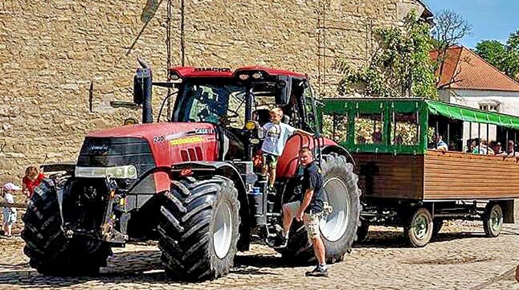 Beim Hoftag auf dem Amtshof in Hadmersleben soll es auch diesmal wieder Kremserfahrten zu den Feldern geben.