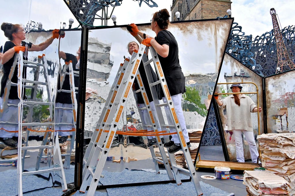 Die Theater-Malerinnen Constanze Preck (l.) und Nicole Küllmei in der Domplatz-Kulisse für das neue Musical. 