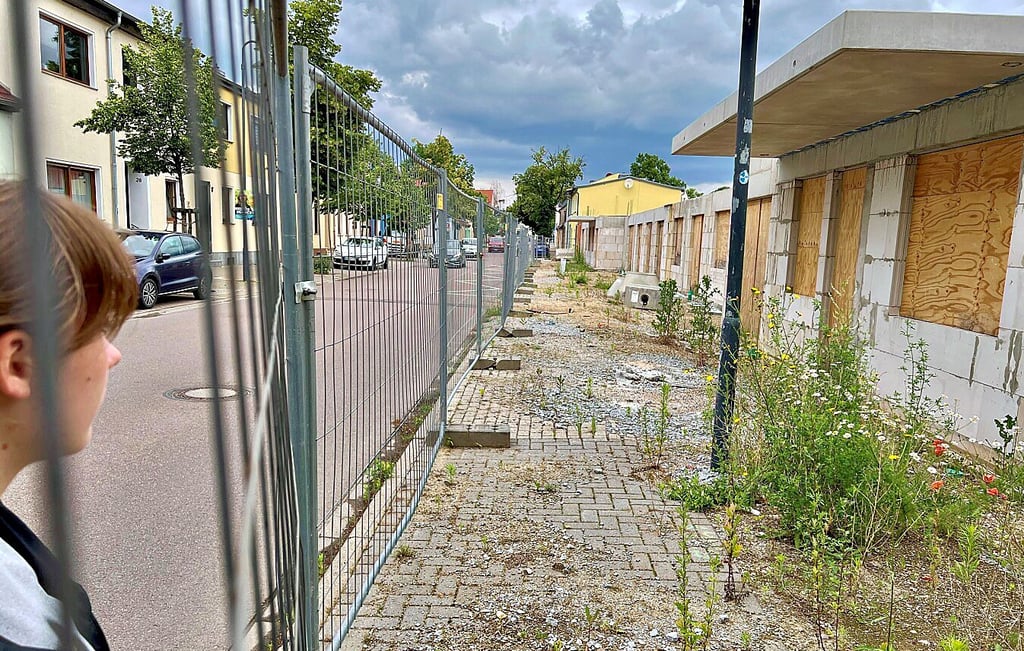Noch sperrt ein Bauzaun den Fußweg vor der verwaisten Baustelle an der Zepziger Straße ab.