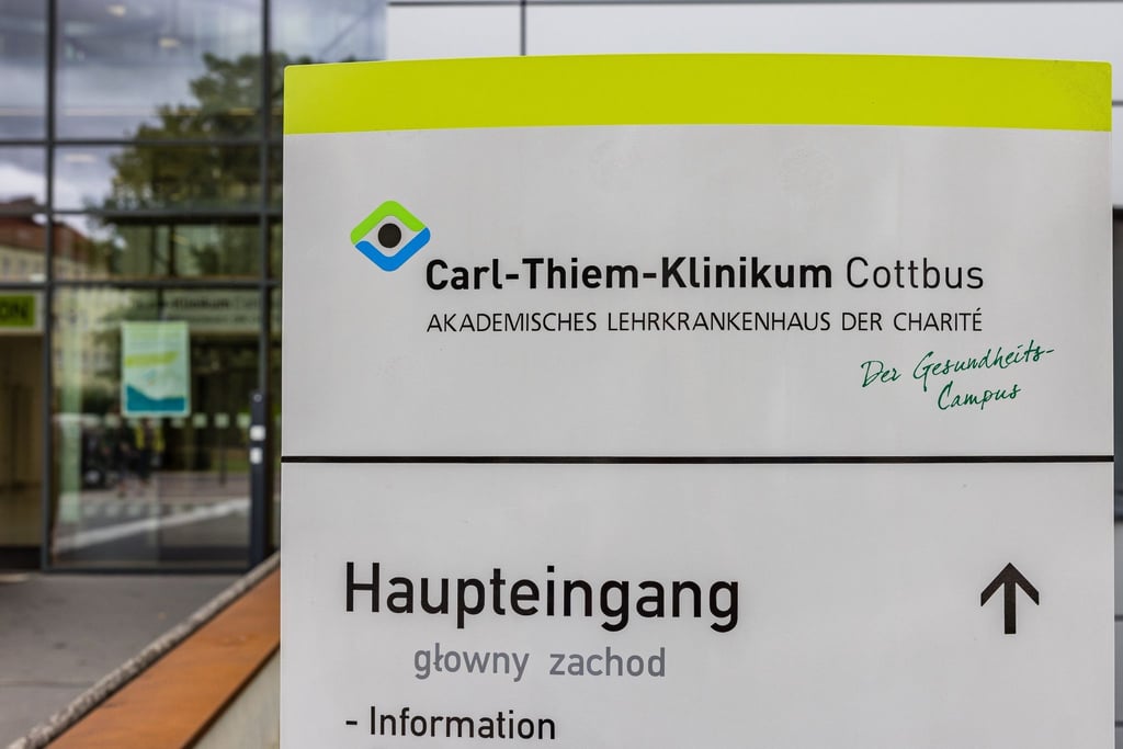 „Carl-Thiem-Klinikum Cottbus“ steht auf einem Schild am Haupteingang des Klinikums.