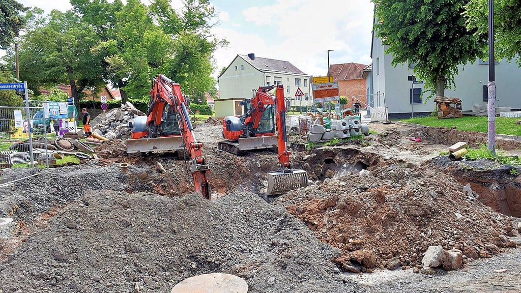 Blick auf die Bauarbeiten in der Chausseestraße in Klostermansfeld.
