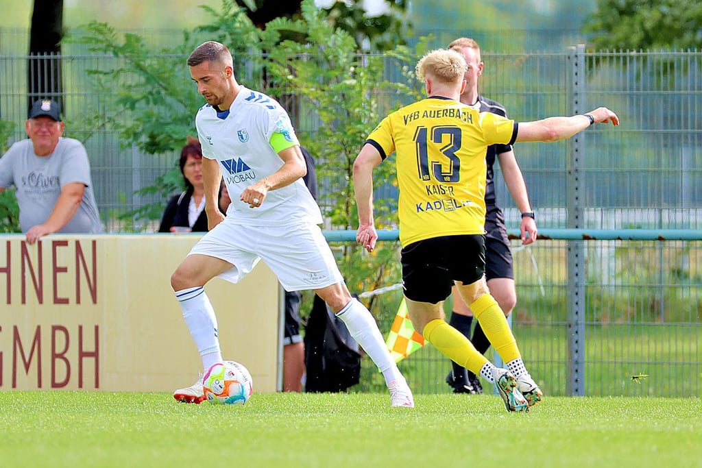Leon Heynke (links) verlässt die U 23 des 1. FC Magdeburg.