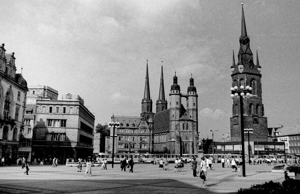 Der Marktplatz in Halle 1980. Der Rote Turm ist im Hintergrund zu erkennen.