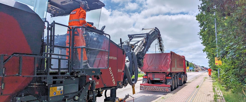 In Heyrothsberge wurde gestern begonnen, den Asphalt von der Bundessstraße 1 abzutragen. Zwischen dem Bahnübergang und dem Netto-Markt sowie zwischen Markt und Kreuzung soll innerhalb zweier Bauabschnitte bis Ende Juni die Fahrbahn saniert werden.