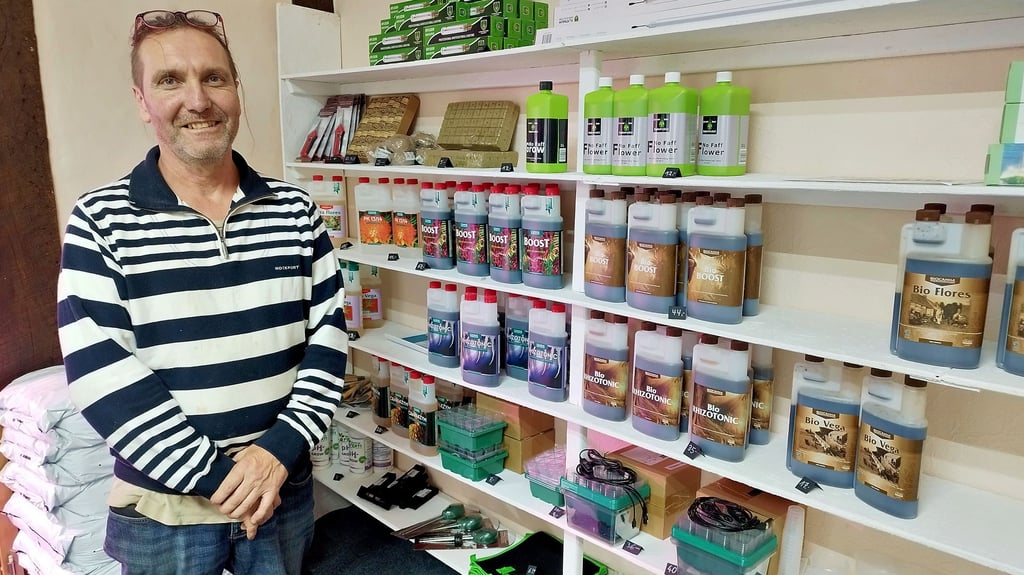 Ladeninhaber Jonathan Mansfield steht an einem Regal mit Dünger für Hanfpflanzen im Grow Inn-Shop Salzwedel