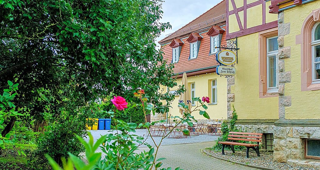 Der Gasthof ist in idyllischer Lage mitten in Berßel zu finden.