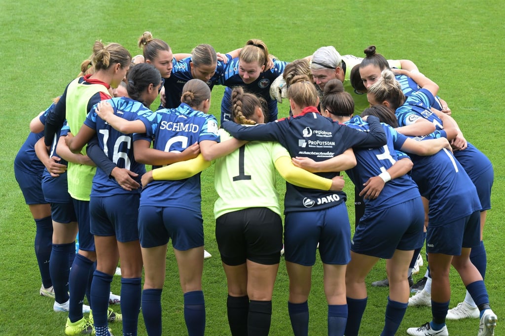 Die Frauenmannschaft des FFC Turbine Potsdam steht zusammen.