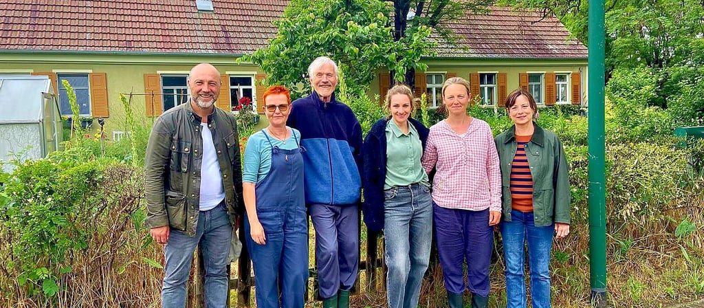 Filmcrew und Gastgeber vor dem Drehort in Bittkau: Regisseur Wolfgang Eißler (von links), Hausbesitzerin Susi Triebe, Schauspieler Heinrich Giskes (Rudi Dömitz), Karoline Teska (Dr. Holly Sass), Heimatvereinsvorsitzende Aileen Lemme und Schauspielerin Inka Friedrich (Dr. Katrin Herz).
