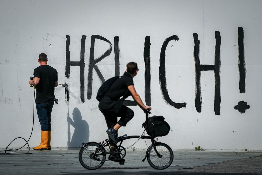 Der Schriftzug „Sei Ehrlich!“ wird nach einer Protestaktion der Umweltschutzaktivisten der Letzten Generation vom Kanzleramt entfernt.