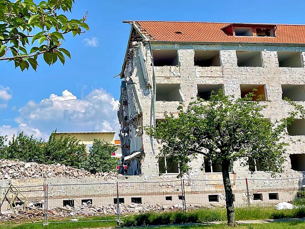 Ein Bild vom Wochenende, inzwischen ist deutlich mehr abgerissen.